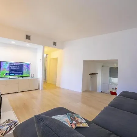 Poolside Cristina בלאנו