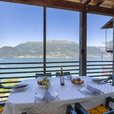 Poolside Cristina בלאנו